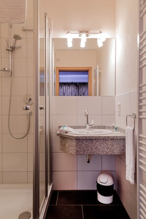 Shower, free toiletries, hair dryer - Hotel zur Brücke (Minheim)