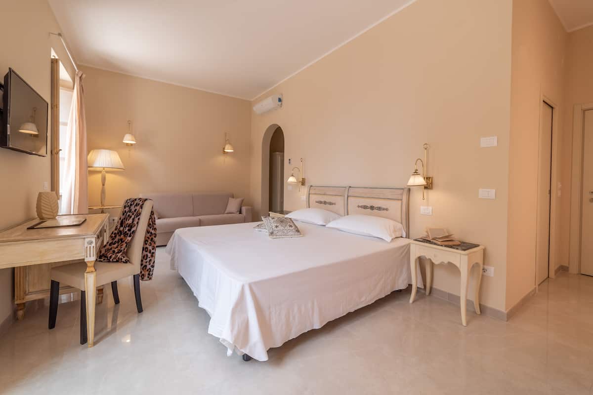 Junior suite, 1 queensize bed, terras | Een minibar, een bureau, gratis babybedden, extra bedden