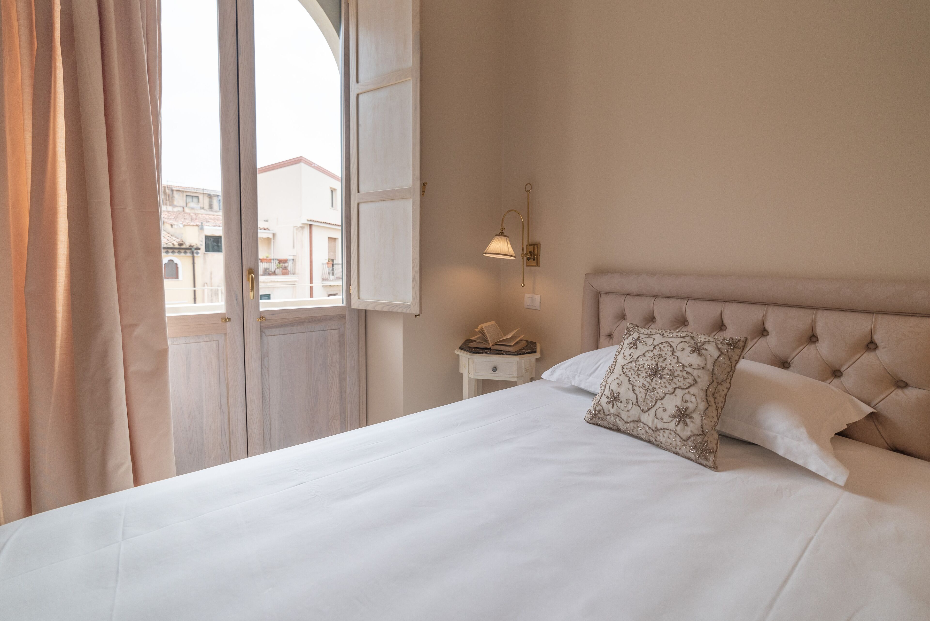 superior single room | minibar, desk, free cots/infant beds, rollaway beds