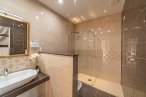 Suite junior, 1 cama de matrimonio, terraza | Baño | Ducha, artículos de higiene personal gratuitos, secador de pelo y bidé