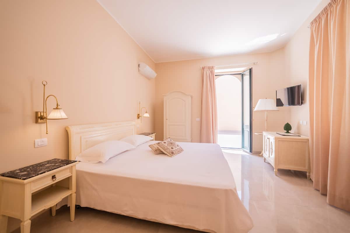 Klassieke tweepersoonskamer, terras | Een minibar, een bureau, gratis babybedden, extra bedden