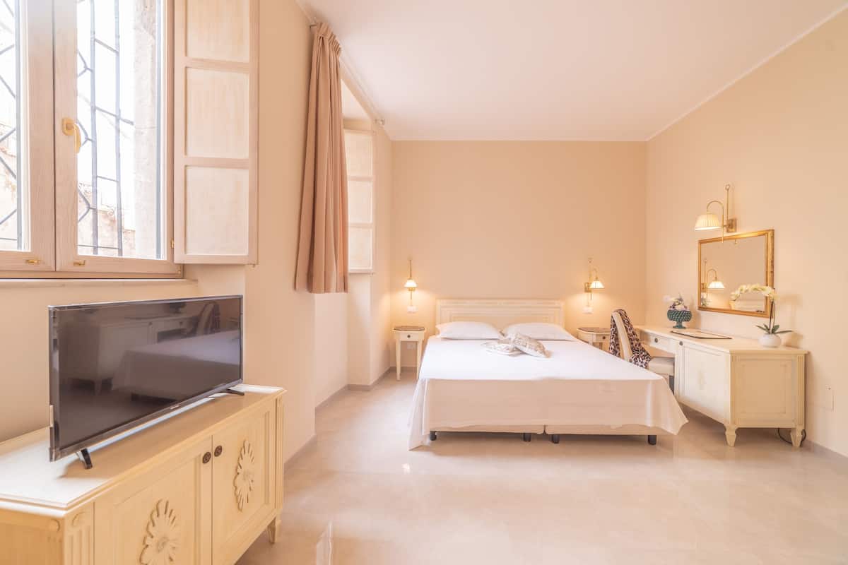 classic double room | minibar, desk, free cots/infant beds, rollaway beds