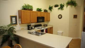 Villa | Private kitchen | Full-size fridge, microwave, oven, stovetop