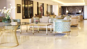 Un salon moderne avec un canapé, une table basse et des lampes décoratives.