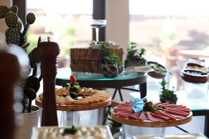 Desayuno buffet (JOD 10.00 por persona)