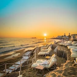 Accommodatie ligt op het strand, ligstoelen, parasols