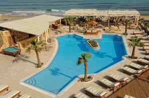 Außenpool, Sonnenschirme, Liegestühle