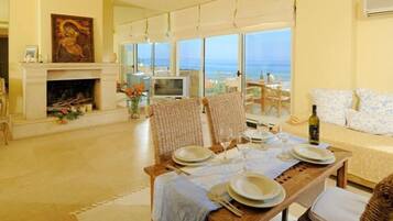 Suite ejecutiva, vista al mar | Sala de estar | Televisión de pantalla plana de 20 pulgadas con canales vía satélite