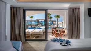 Une chambre d’hôtel avec un lit, une vue sur la piscine et une table à manger avec des chaises.