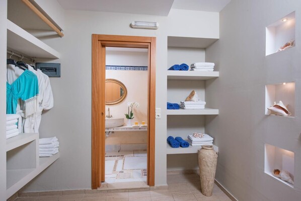 Phòng Suite Deluxe, quang cảnh biển | Bộ đồ giường cao cấp, két bảo mật tại phòng, màn/rèm cản sáng 