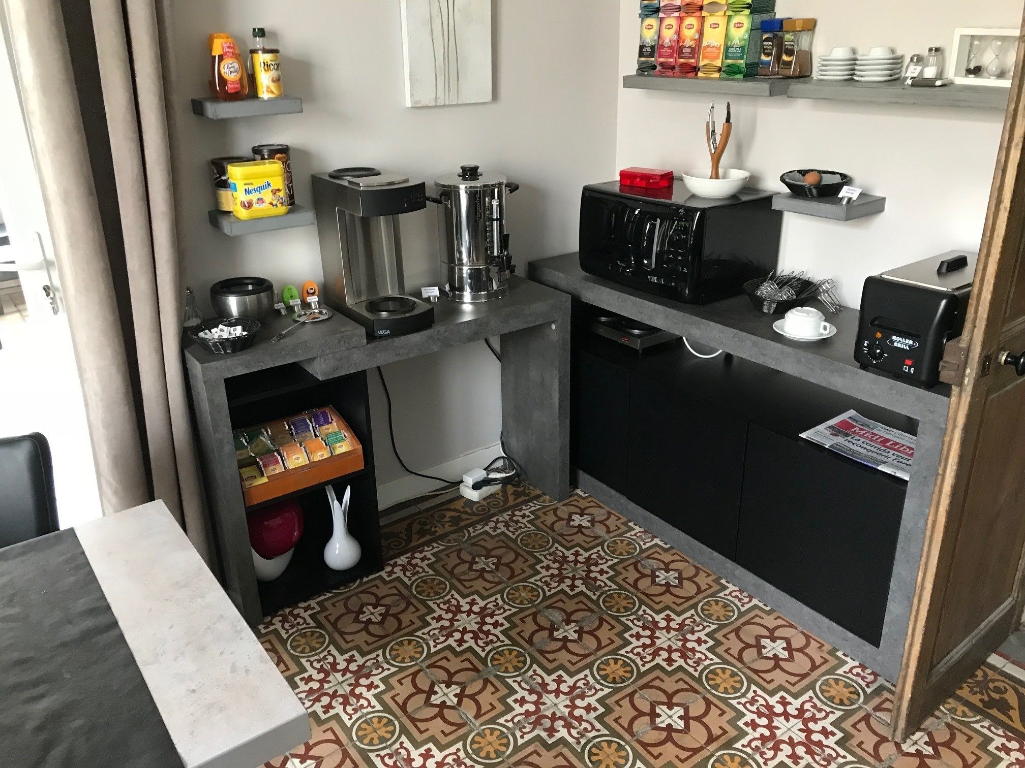 daily continental breakfast (eur 8 per person)