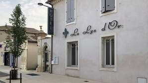 A building with a sign reading "Le Lys d'Or". - Hotel Le Lys d'Or (Vauvert)