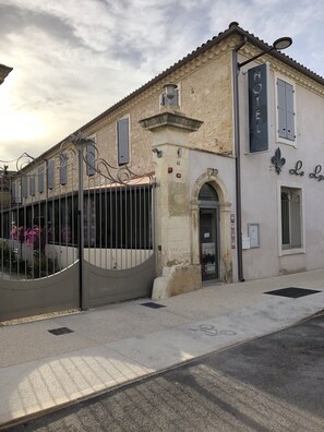 Front of property - Hotel Le Lys d'Or (Vauvert)