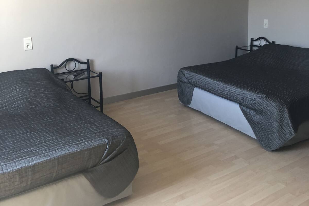 Familienzimmer | Verdunkelungsvorhänge, kostenloses WLAN, individuell dekoriert