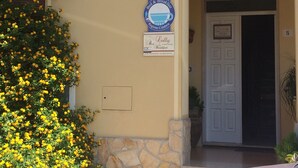 A building entrance with a sign for 'Bed & Breakfast Lolli' and a 'Regione Calabria' logo. - B&B Lolly (Mileto)
