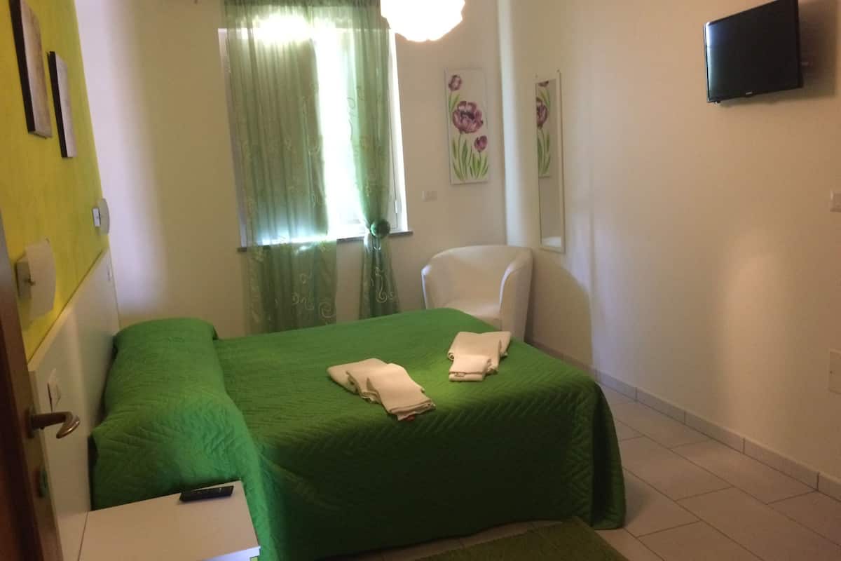 Habitación doble, baño compartido | Escritorio, insonorización, camas extra y wifi gratis