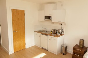 城市开间, 1 张双人床 (14) | 高档床上用品、特色装修、办公桌、隔音