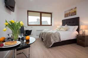 Hochwertige Bettwaren, individuell dekoriert, Schreibtisch