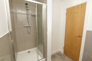 City studio, 1 tweepersoonsbed (14) | Badkamer | Een douche, een hydromassagedouche, gratis toiletartikelen