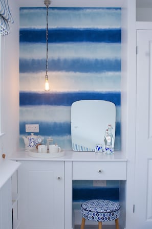 Habitación doble, vistas al puerto | Sábanas de algodón egipcio, ropa de cama de alta calidad, minibar