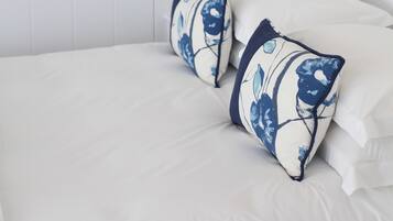 Habitación doble, vista al puerto | Sábanas de algodón egipcio, ropa de cama de alta calidad y minibar