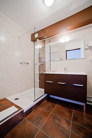 Apartment (T2) | Dusche im Bad