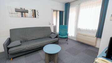 Apartment (T2) | Wohnbereich | 82-cm-Flachbildfernseher mit Kabelempfang, Fernseher, Bücher