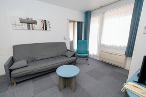 公寓 (T2) | 客廳 | 82 厘米平面電視連有線電視頻道、電視、書籍