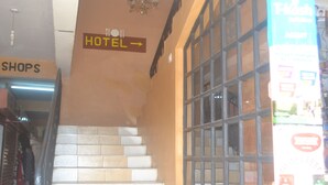 A staircase leading to a hotel, with a sign indicating the direction to the hotel.
