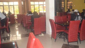 Frühstück, Mittagessen, Abendessen, lokale und internationale Küche