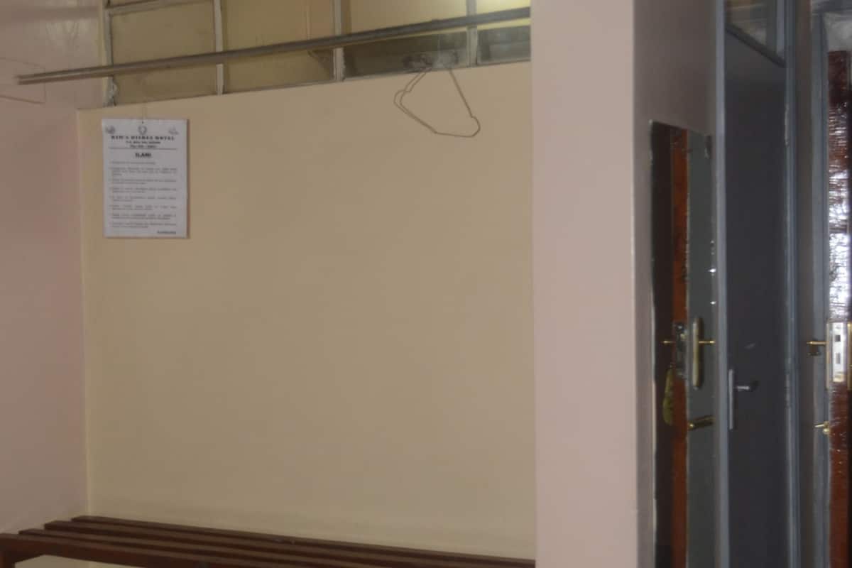 Schreibtisch, VerdunkelungsvorhĂ€nge, BĂŒgeleisen/BĂŒgelbrett, BettwĂ€sche