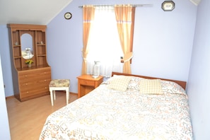 Iron/ironing board, free WiFi, bed sheets