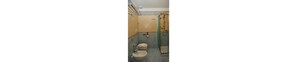Habitación con 1 cama matrimonial o 2 individuales, cocineta | Baño | Regadera, regadera tipo lluvia, amenidades de baño gratuitas 