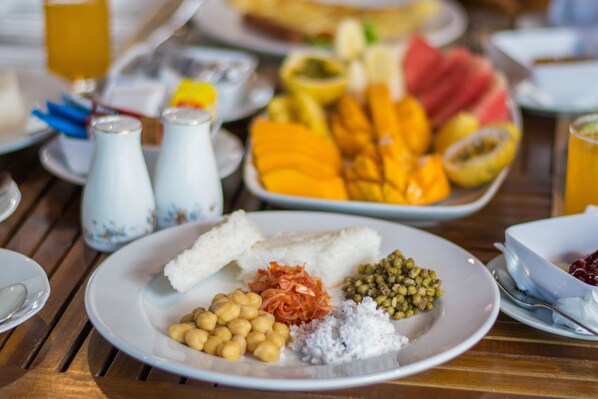 Una mesa con varios platos que incluyen pescado blanco, garbanzos y verduras.