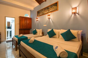 Habitación triple, balcón | 1 dormitorio, minibar, escritorio y wifi gratis