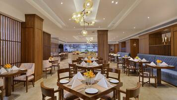 Desayuno buffet (INR 767 por persona)