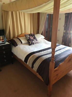 Double Room Four Poster Bed | Desk, iron/ironing board, free WiFi, bed sheets