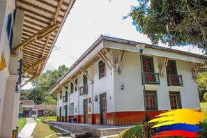 Vista frontal de la propiedad