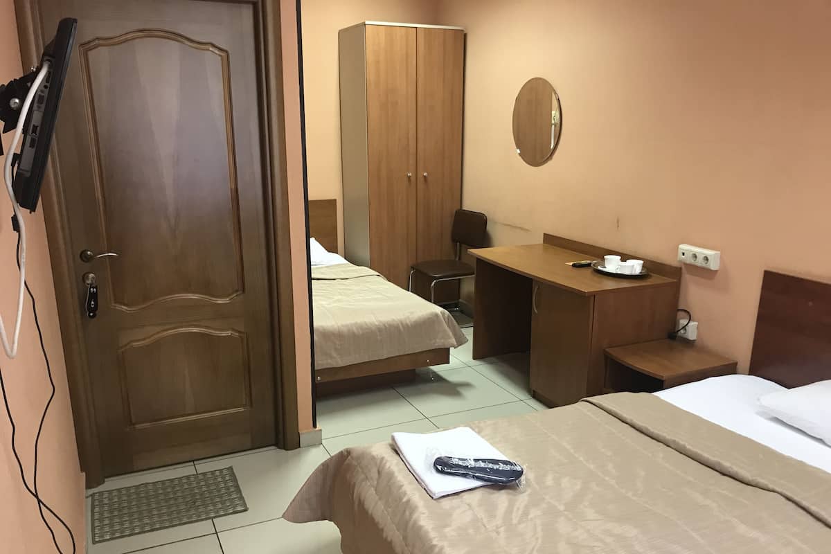 Trippelrum för familj - delat badrum | Strykjärn/strykbräda och gratis wi-fi