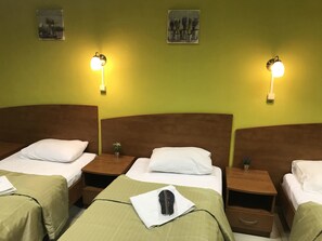 Neljän hengen standard-huone, oma kylpyhuone | Silitysrauta/-lauta, ilmainen Wi-Fi