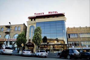 Front of property - Tomu's Hotel (Gyumri)