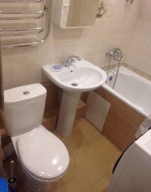 Apartment, 3 Bedrooms | Bathroom | Free toiletries, hair dryer, slippers, shampoo - Inndays Podolsk on Znamya Oktyabrya 17 (Moscow)