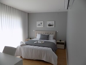 Luxury Double Room, Ocean View | Desk, soundproofing, free cribs/infant beds, free WiFi - CMB Guesthouse (Esposende)