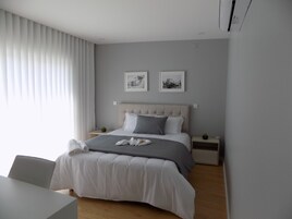 Luxury Double Room, Ocean View | Desk, soundproofing, free cribs/infant beds, free WiFi