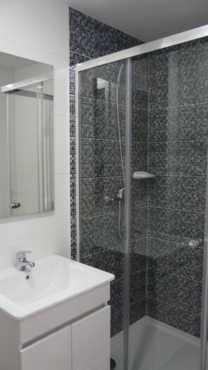 Habitació doble superior | Bany | Dutxa, articles de tocador gratuïts, assecador de cabells i bidet 