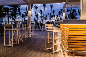 6 restaurants; breakfast, lunch, and dinner served
