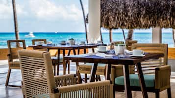 6 restaurants, breakfast, lunch, dinner served; international cuisine