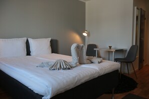 Deluxe-dobbeltværelse | Premium-sengetøj, skrivebord, mørklægningsgardiner