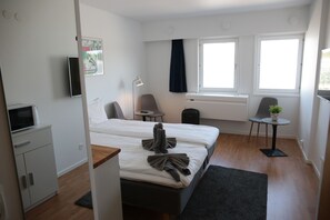 Habitación estándar doble | Ropa de cama de alta calidad, escritorio, cortinas opacas