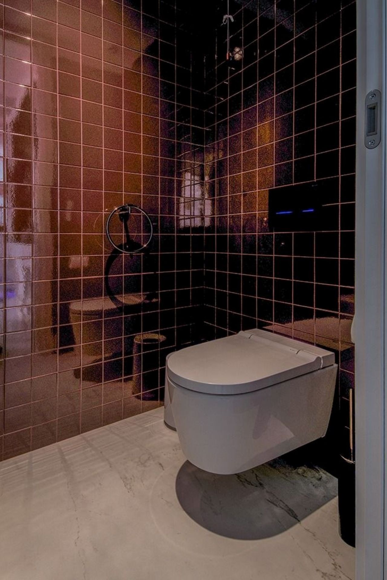 Une salle de bain moderne avec une baignoire sur pieds, un espace douche et des toilettes.